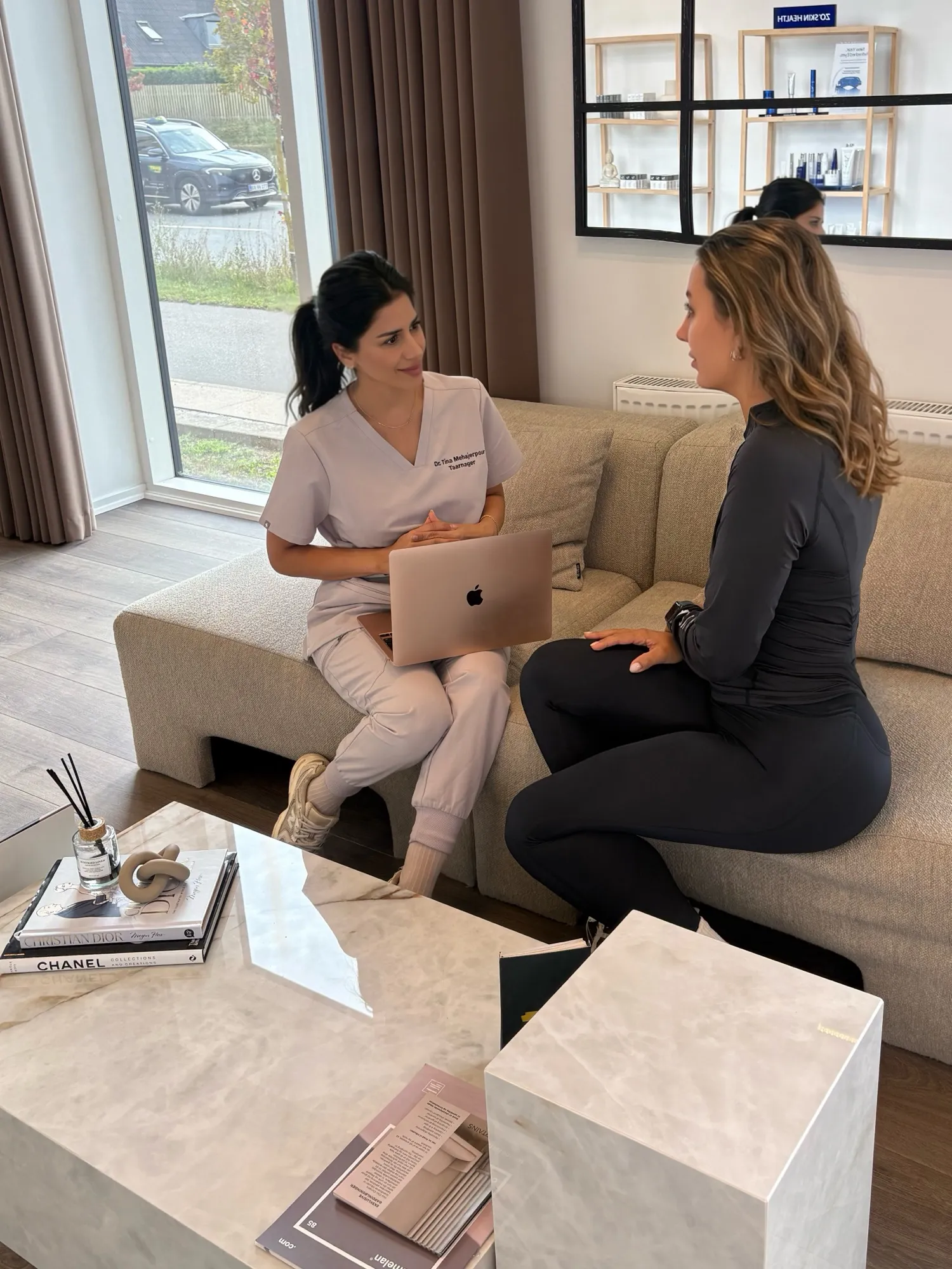 Speciallæge Tina Taarnager i konsultation med en patient i klinikken
